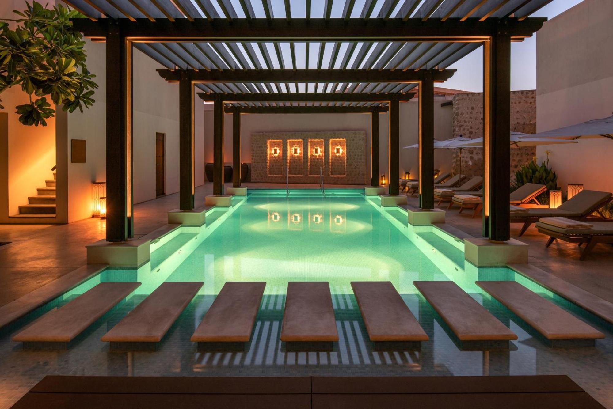 מלון The Chedi Al Bait, שארג'ה מראה חיצוני תמונה The hotel's pool