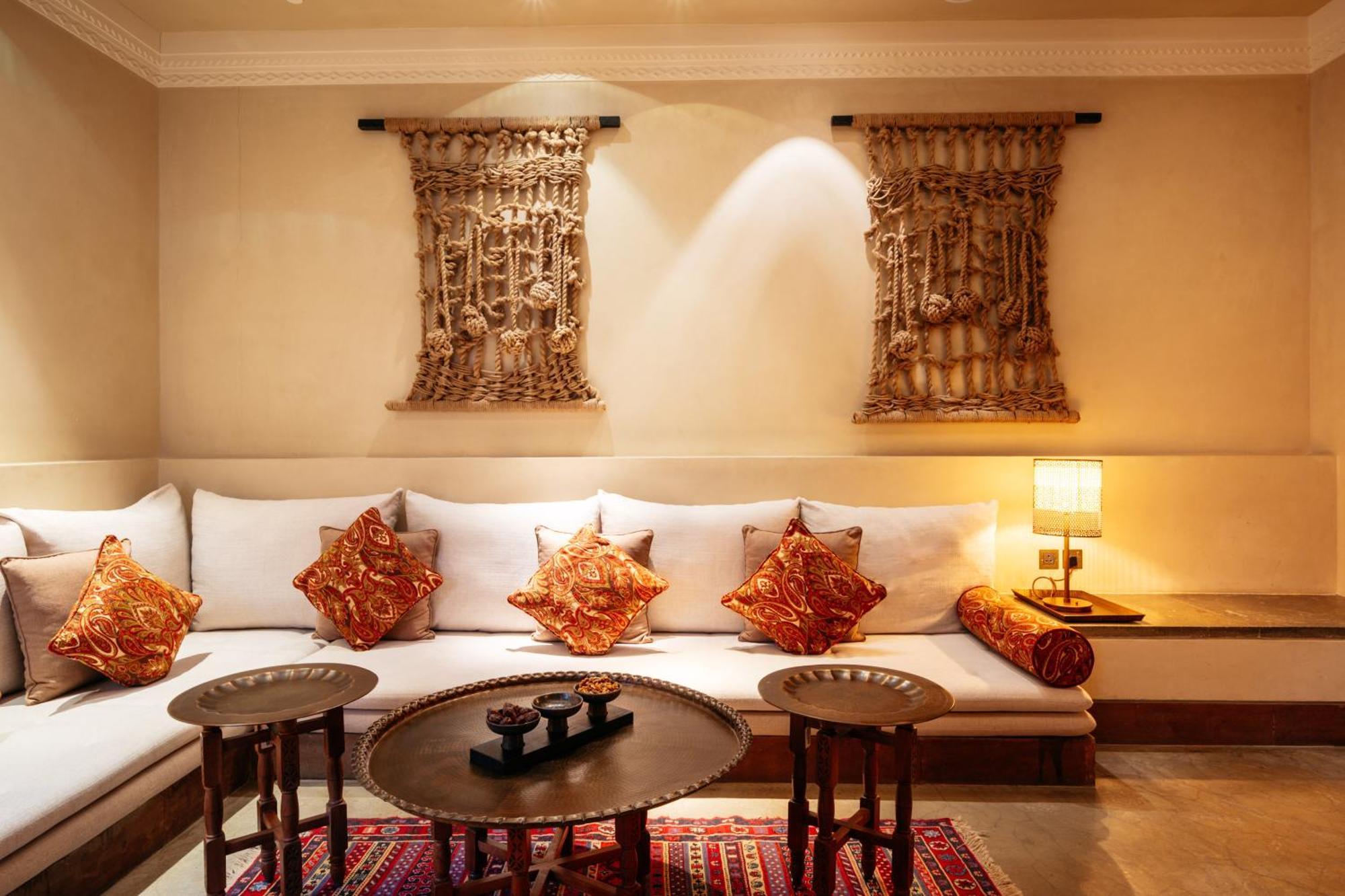 מלון The Chedi Al Bait, שארג'ה מראה חיצוני תמונה A traditional Moroccan living room