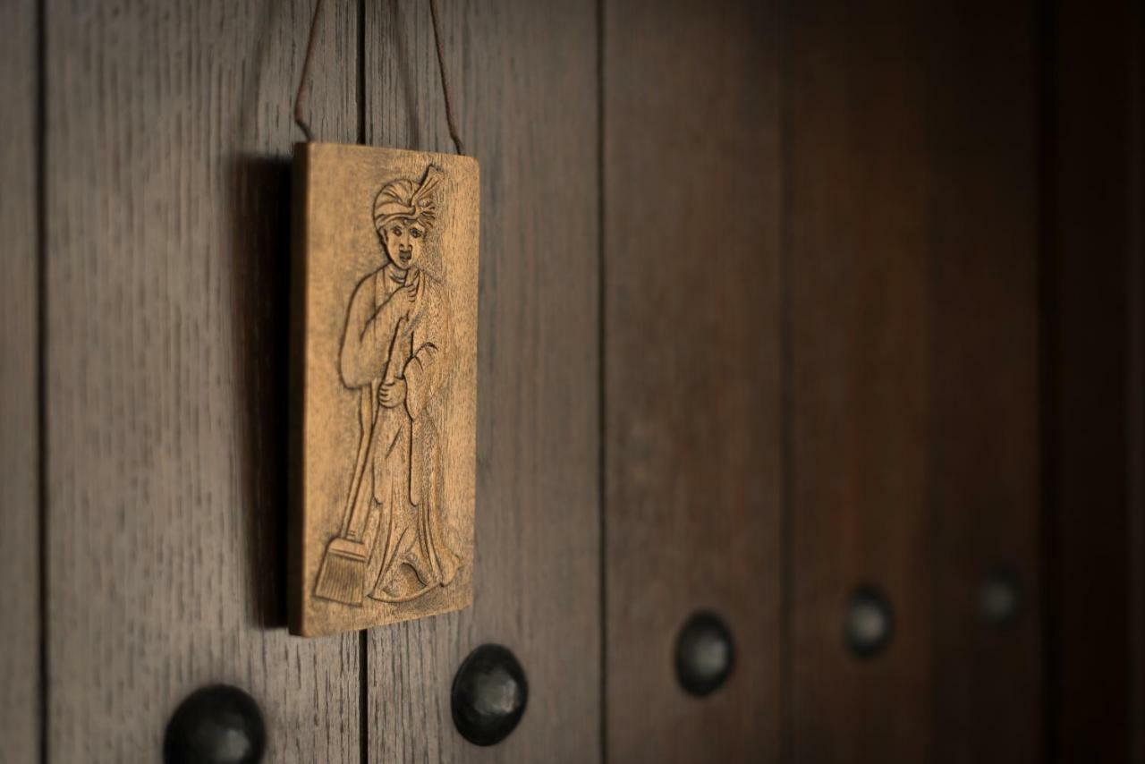 מלון The Chedi Al Bait, שארג'ה מראה חיצוני תמונה A door plaque of Saint Roch