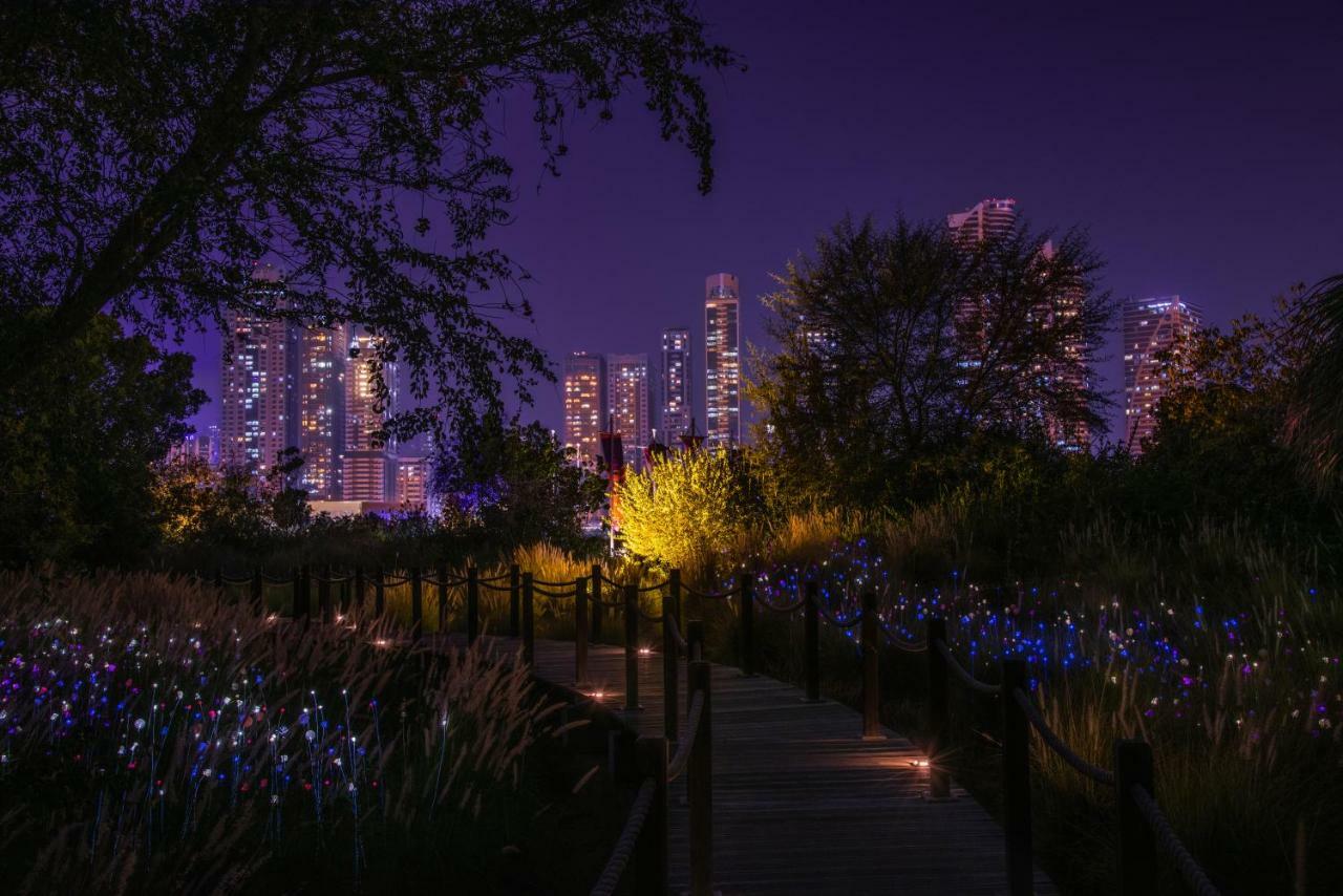 מלון The Chedi Al Bait, שארג'ה מראה חיצוני תמונה The Myriad Gardens at night
